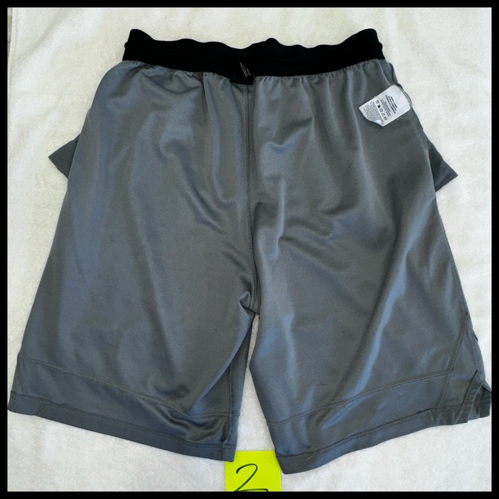 Nike DriFit 🏋🏻‍♀️🥏🏀🏈🏐Mens Shorts Large Grey with 2 pockets and drawstring waist. - Picture 9 of 16